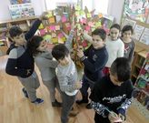 Ni�os del colegio de Agui�o con un �rbol donde apuntaron las cosas de las que no les gustar�a olvidarse si se les borrasen los recuerdos por culpa de una enfermedad como el alzh�imer. 