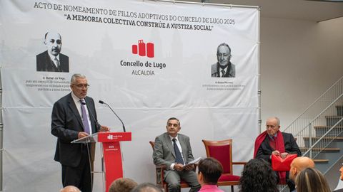 O alcalde de Lugo, Miguel Fern�ndez, entrega a Alonso Montero o t�tulo de Fillo Adoptivo de Lugo, nun acto celebrado no Vello C�rcere en novembro do 2025