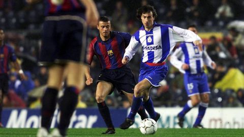 Luis Enrique presionando a Amavisca en 2002 en un encuentro liguero que el Bara gan por 3 a 2 al Dpor en Camp Nou.