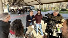 Rafa Dom�nguez y Pablo Fern�ndez presentaron la propuesta de transporte del PP en la marquesina de la Plaza de Galicia