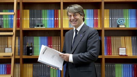 Miguel Corgos, onte, no seu despacho das dependencias da Xunta en San Caetano.
