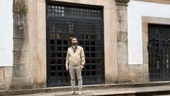 El concejal Iago Acu�a, a las puertas del Teatro Principal
