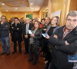 G�mez entreg� una metopa a la mancomunidad Arousa Norte y otra al Concello pobrense durante la apertura de la muestra. 