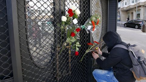 Flores en el local donde trabajaba la mujer asesinada por su expareja en Santiago