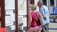 Turistas consultan paneles informativos en el centro de Pontevedra