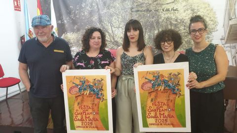 De izquierda a derecha, el autor del cartel, Eduardo Baamonde; la concejala de Cultura, Mnica Gonzlez; la alcaldesa, Marta Rouco, y las pregoneras, Yolanda e Inma Purrios