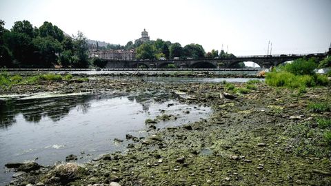Imagen tomada este verano del bajo nivel del agua del r&iacute;o Po a su paso por la ciudad de Tur&iacute;n.