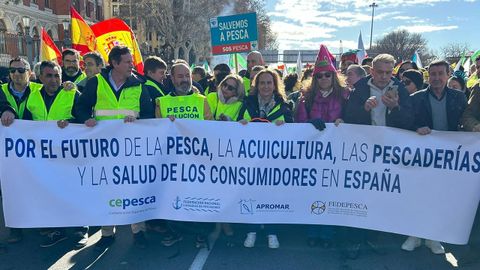 Dirigentes y miembros de la pesca, las pescaderas y la acuicultura, en la manifestacin celebradaen Madrid con agricultores y ganaderos