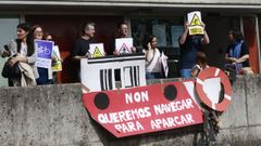 Padres, madres y alunmado del Conservatorio Xan Via�o de Ferrol protestaron este martes por el estado del aparrcamiento.