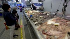 Meigas, rapantes o gallos, a la derecha, en primer plano, en una pescader�a del mercado coru��s de Elvi�a