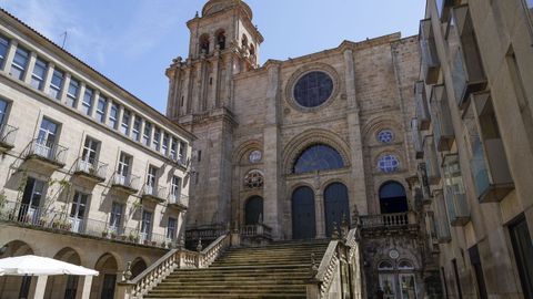 Catedral de Ourense. Fachada principal vista desde la plazuela de san Martio.