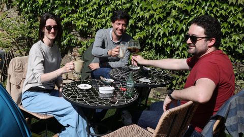 Cristina, David y Daniel optan por un tardeo tranquilo en la rúa das Hortas