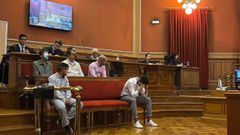 Los cinco acusados de agredir sexualmente a tres mujeres y grabar a una cuarta mientras mantena relaciones sexuales consentidas, en el juicio en la Audiencia de Barcelona