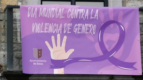 Pancarta colgada en la fachada del Ayuntamiento de Salas en el 25-N