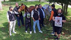 Miembros de la asociaci�n caballar, autoridades locales y Pichero, con el cartel de San Marcos