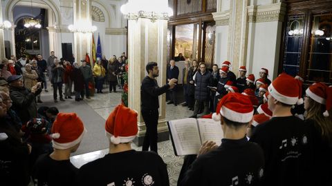 El coro Cantabile, en la inauguraci�n del bel�n municipal en Mar�a Pita
