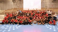 Los equipos del Guard�s 2026/2027, posando ante su afici�n.