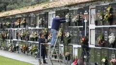 Usuarios del cementerio de Catabois, en una foto de archivo