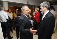 Jos� Tom� charla con Severino Rodr�guez (izquierda) una imagen de archivo. 