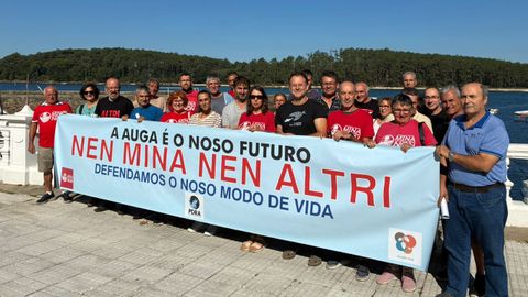 La Plataforma en Defensa da R&iacute;a de Arousa, Mina de Touro- O Pino Non y Ulloa Viva se concentraron ayer en O Carril para reclamar que se archive el proyecto