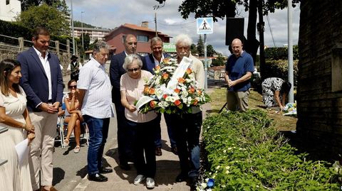 Amalia Bveda, filla de Alexandre Bveda, fai unha ofrenda floral diante do monumento que recorda o fusilamento do seu pai en 1936