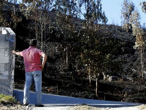 El fuego lleg� justo a la puerta de esta finca de Folgoso, en Santiago.