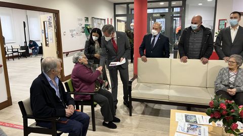 Jos Miones, delegado del Gobierno en Galicia, saludando a una de las usuarias de la residencia de mayores de Castroverde.