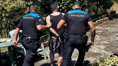 Momento de la detención del individuo por parte de miembros de la Policía Local de Sanxenxo
