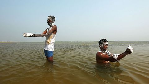 Dos hombres se ba�an en las aguas del lago Puzhal, en Chennai (India)