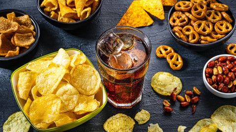 Varios &laquo;snacks&raquo; salados, sobre una mesa