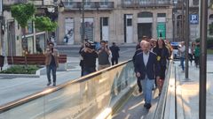 El alcalde prob� las rampas junto a asesores y miembros de su lista que lo grabaron todo.