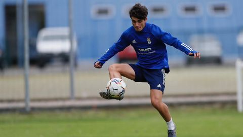 Javi Mier controla un baln en El Requexn