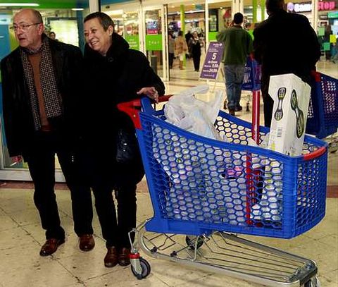 Muchos consumidores como Ana y Ricardo optan por comprar la marca blanca para ajustar.
