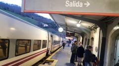 El tren de Asturias a Madrid para en Campomanes por una aver�a en la catenaria en una imagen de archivo