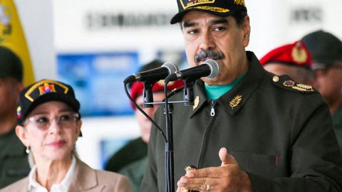 El presidente de Venezuela, Nicol�s Maduro, interviene ante su mujer, Cilia Flores, durante una ceremonia militar en La Guaira