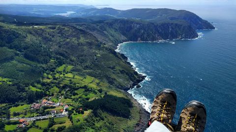 Vista aérea de San Andrés de Teixido y los acantilados, Cedeira