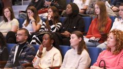 Algunos de los auxiliares de idiomas en el acto de bienvenida de este lunes en Santiago