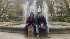 Eva, de Carabu�as, y Xoana, una de las ilustradoras que participa en la iniciativa