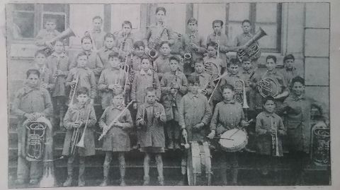 1860. Beneficiencia Banda Municipal de Santiago. Libro editado por  editado polo Consorcio e Andavira, y de Beatriz Cancela