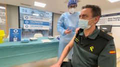 Un agente de la Guardia Civil recibe la vacuna en Ourense