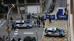 Agentes de los Mossos d'Esquadra junto en la calle Balmes, en el distrito de Sarri�-Sant Gervasi de Barcelona, donde el pasado 10 de junio un hombre ha sido asesinado a tiros.