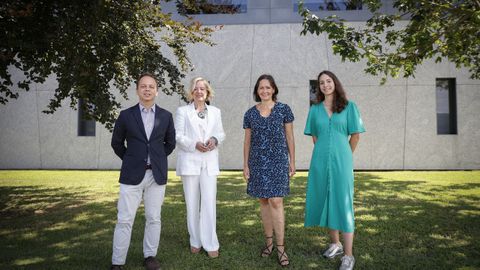 De izquierda a derecha, el doctor Alfonso Vidal, endocrinlogo, Sofa Lpez, directora de Planificacin e Reforma Sanitaria, y las nutricionistas, Marisol Prez e Irene Miras. 