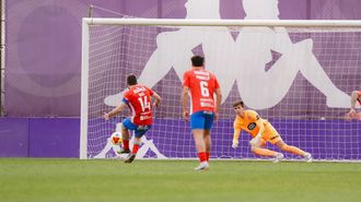 Momento en el que Champi anota desde el punto de penalti, batiendo a �lvaro