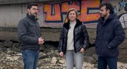 Los populares Juan Andr&eacute;s Bai&oacute;n, Ana Granja y Ra&uacute;l Santamar&iacute;a, en la playa de O Campanario