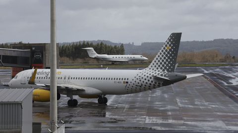 Dos aeronaves, operando en el aeropuerto de Santiago-Rosal�a de Castro
