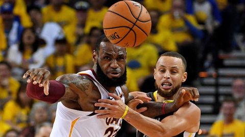 Curry pelea con LeBron James por una bola suelta