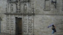 En una imagen de archivo, el conjunto de esculturas conocido como �Los Veinticuatro� de la Puerta Santa de Santiago, por el que trep� haciendo escalada un hombre en la tarde del domingo