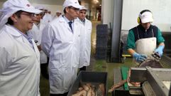 Alberto Nu�ez Feijoo en la conservera Jealsa