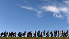 Emigrantes caminan hacia un primer punto de registro de la polic�a federal alemana despu�s de cruzar la frontera austro-alemana en la peque�a localidad b�vara de Simbach, el sur de Alemania