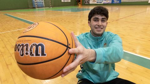 Carlos Varela, el jugador del Basket Xiria posa en el Vila de Noia